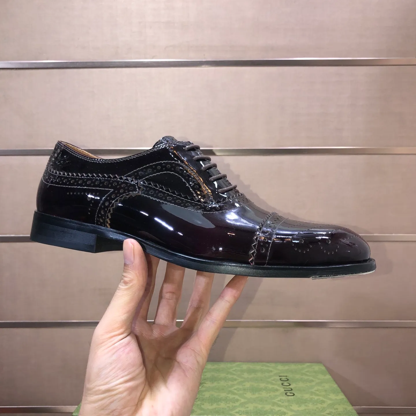 Men's shoes 💰660💰 Brand: GUCCI (Gucci) Standard code: Men's size 38/44 (45/46 can be customized) Grade: Same as the official website Original quality Material: Original cowhide Water-dyed cowhide lining Original rubber outsole Style category: Men's fashionable casual leather shoes Distinguished big-name luxury elements top luxury Color: Actual picture